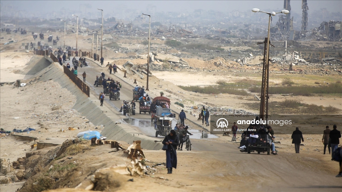 Gazze'de yerinden edilen Filistinlilerin güneyden kuzeydeki topraklarına dönüşü devam ediyor