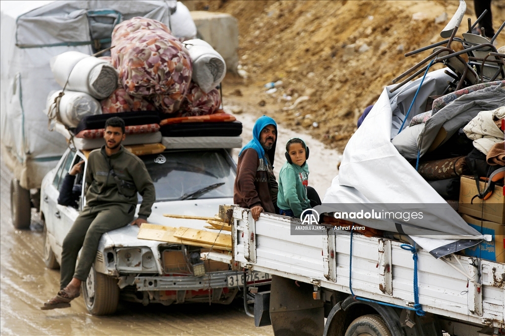 Gazze'de yerinden edilen Filistinlilerin güneyden kuzeydeki topraklarına dönüşü devam ediyor