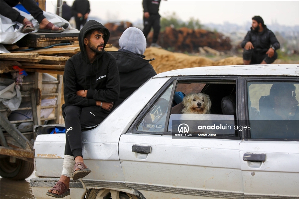 Gazze'de yerinden edilen Filistinlilerin güneyden kuzeydeki topraklarına dönüşü devam ediyor