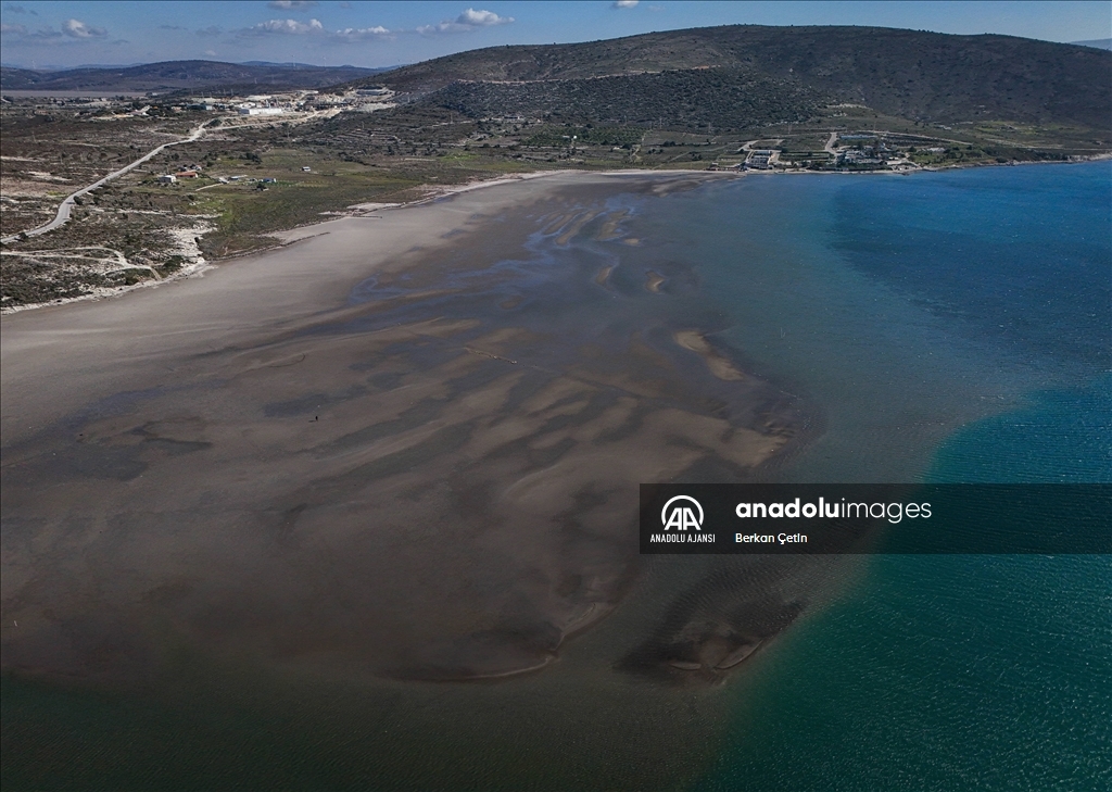 Çeşme'de deniz yaklaşık 300 metre çekildi