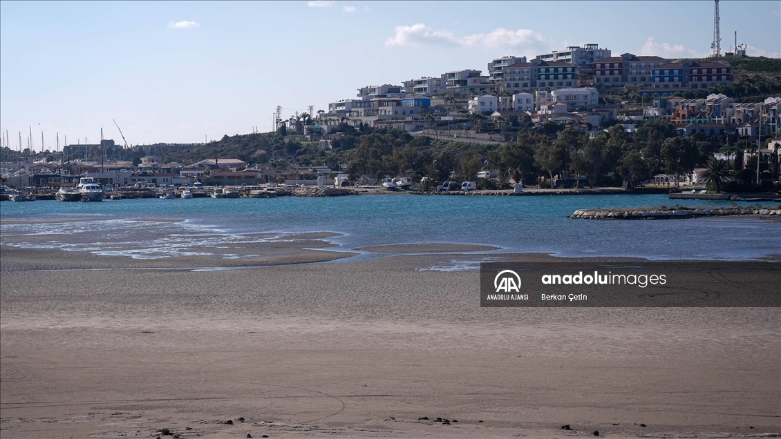 Çeşme'de deniz yaklaşık 300 metre çekildi