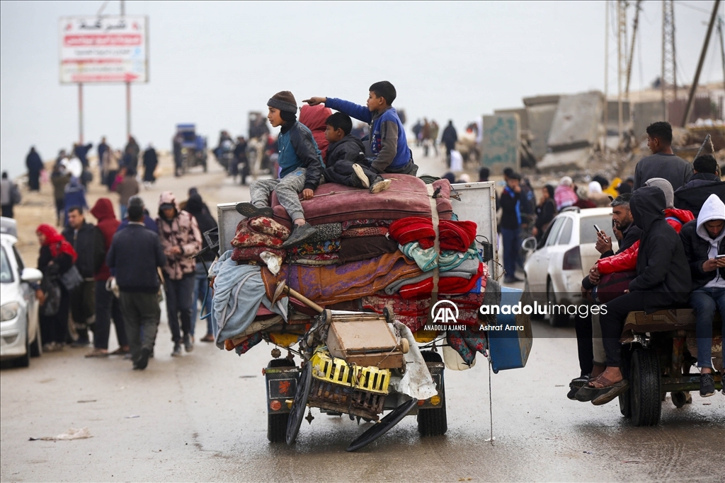 Gazze'de yerinden edilen Filistinlilerin güneyden kuzeydeki topraklarına dönüşü devam ediyor