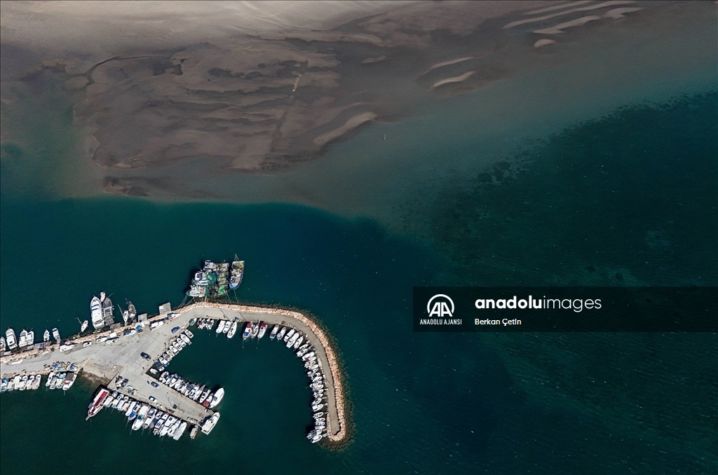 Çeşme'de deniz yaklaşık 300 metre çekildi