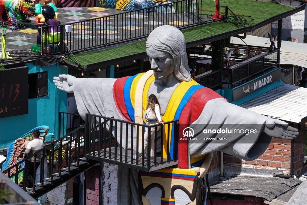 Medellin’de Latin Amerika’nın en büyük 3D baskılı heykeli ziyaretçilerin ilgisini çekiyor