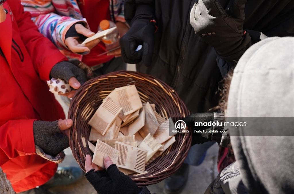 Мухамеди 47 години ја одржува традицијата произведувајќи дрвени чешли во Иран
