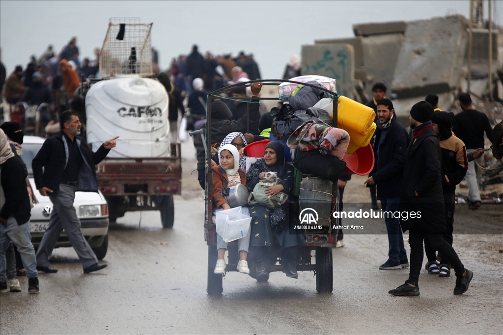 Gazze'de yerinden edilen Filistinlilerin güneyden kuzeydeki topraklarına dönüşü devam ediyor