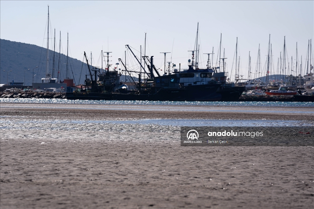 Çeşme'de deniz yaklaşık 300 metre çekildi