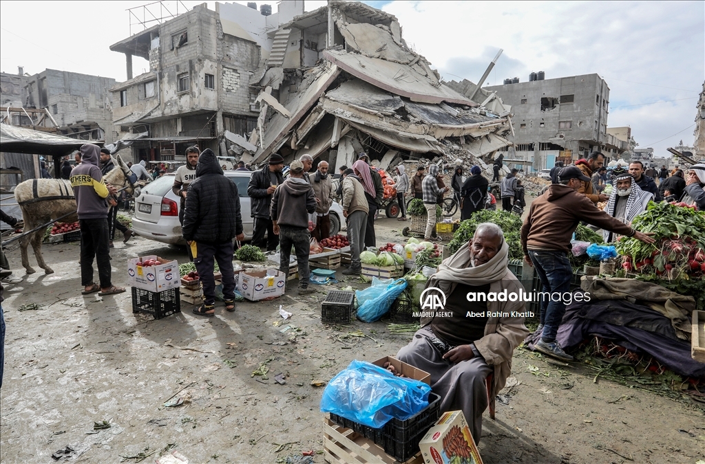 Daily life in Khan Yunis amidst destruction
