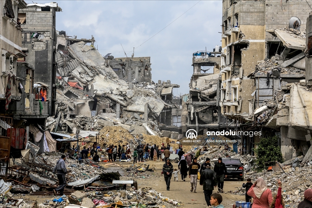 Daily life in Khan Yunis amidst destruction