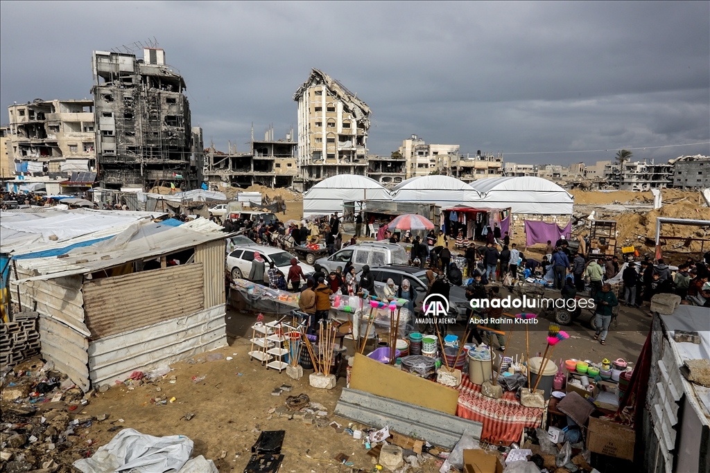 Daily life in Khan Yunis amidst destruction