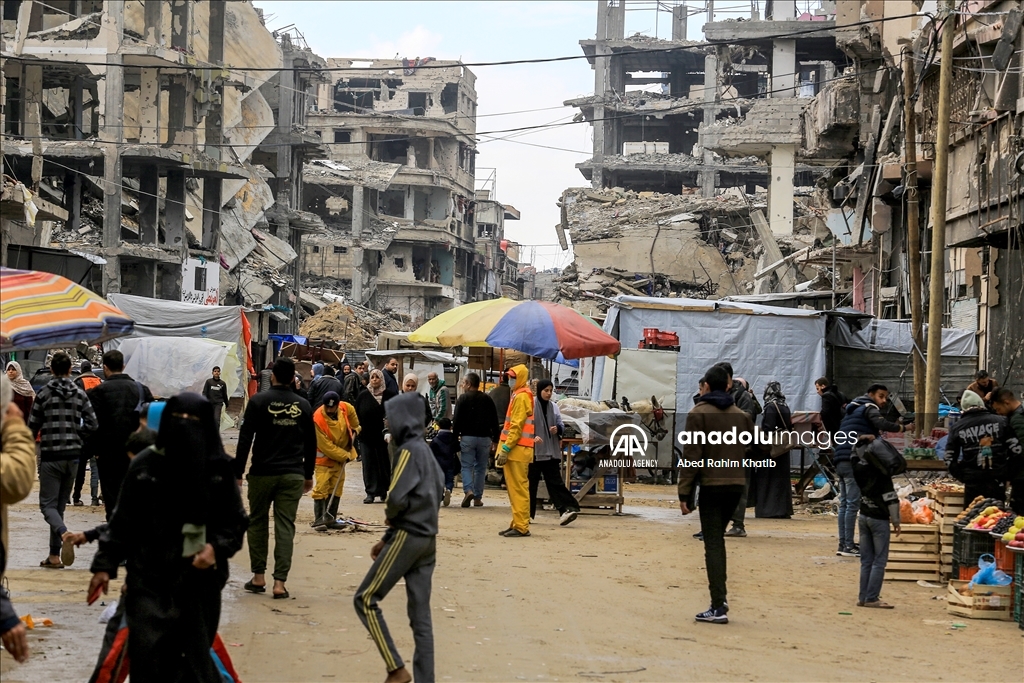 Daily life in Khan Yunis amidst destruction