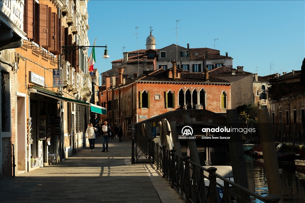 Venice: Daily Life and Culture