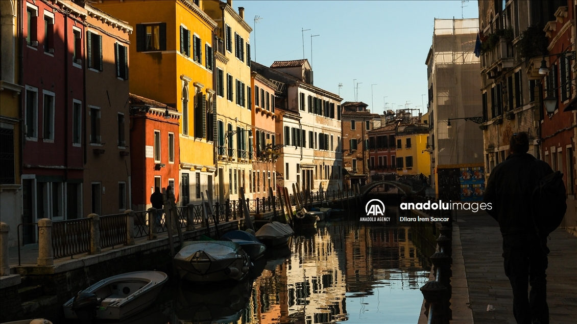 Venice: Daily Life and Culture