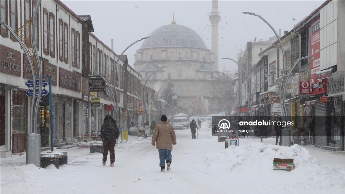 Yurdun çeşitli bölgelerinde kar yağışı etkili oluyor