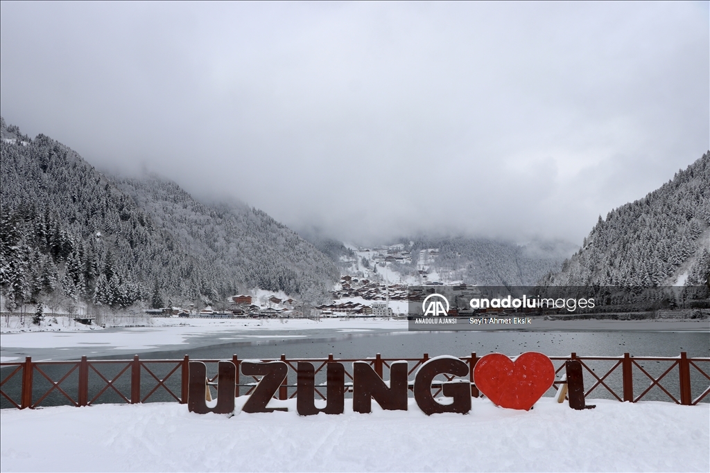 Uzungöl'ün yüzeyi buz tuttu