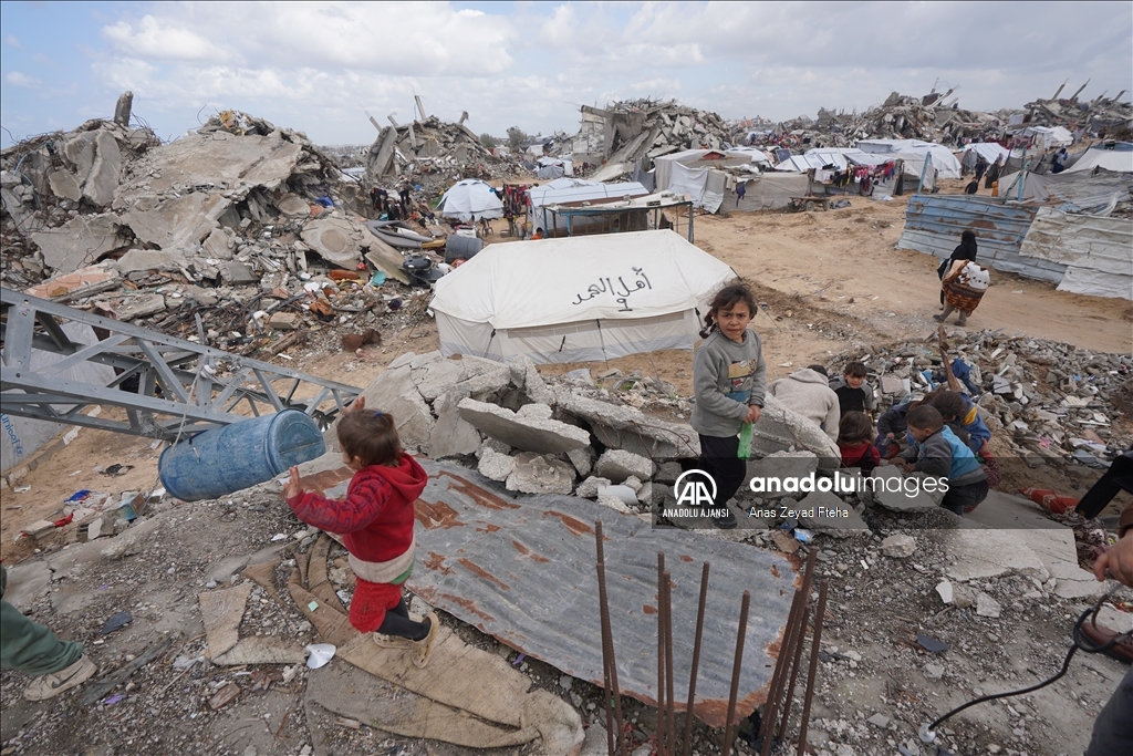 Gazze’de çadırlarda yaşayan çocuklar oyunla hayata tutunuyor