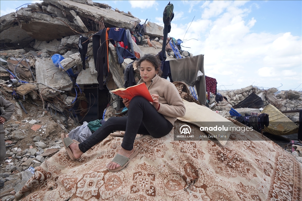 Gazze’de çadırlarda yaşayan çocuklar oyunla hayata tutunuyor