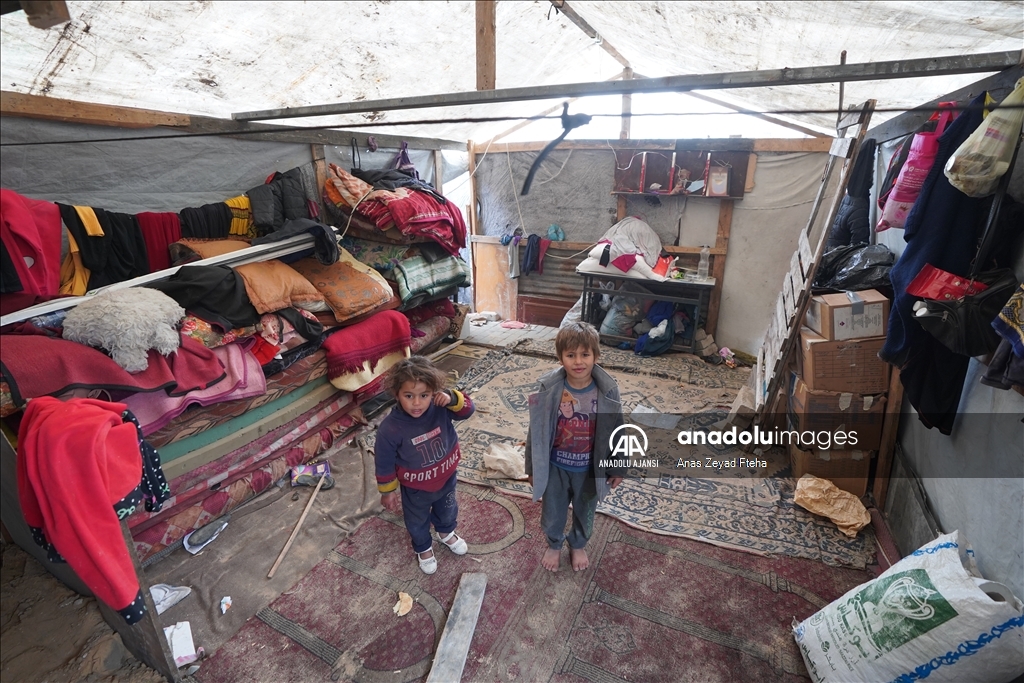 Gazze’de çadırlarda yaşayan çocuklar oyunla hayata tutunuyor