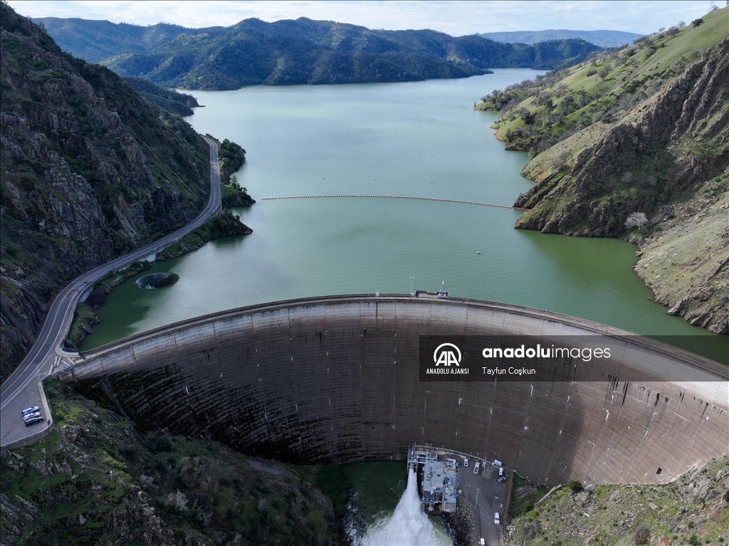 California'da Monticello Barajı'ndaki bulunan "Glory Hole"