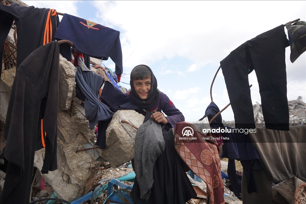 Gazze’de çadırlarda yaşayan çocuklar oyunla hayata tutunuyor