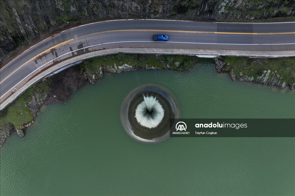 На плотине Монтичелло в Калифорнии заработал водосброс «Glory Hole»
