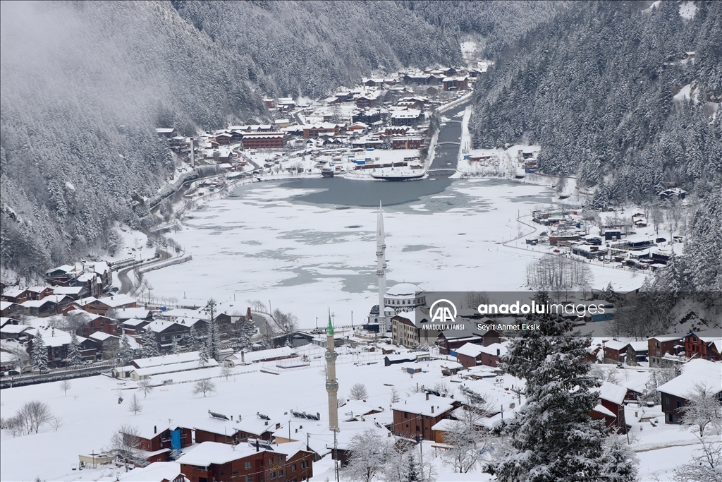 Uzungöl'ün yüzeyi buz tuttu