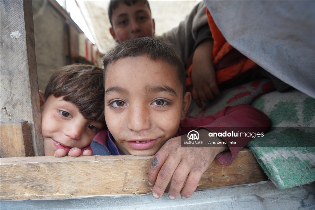 Gazze’de çadırlarda yaşayan çocuklar oyunla hayata tutunuyor