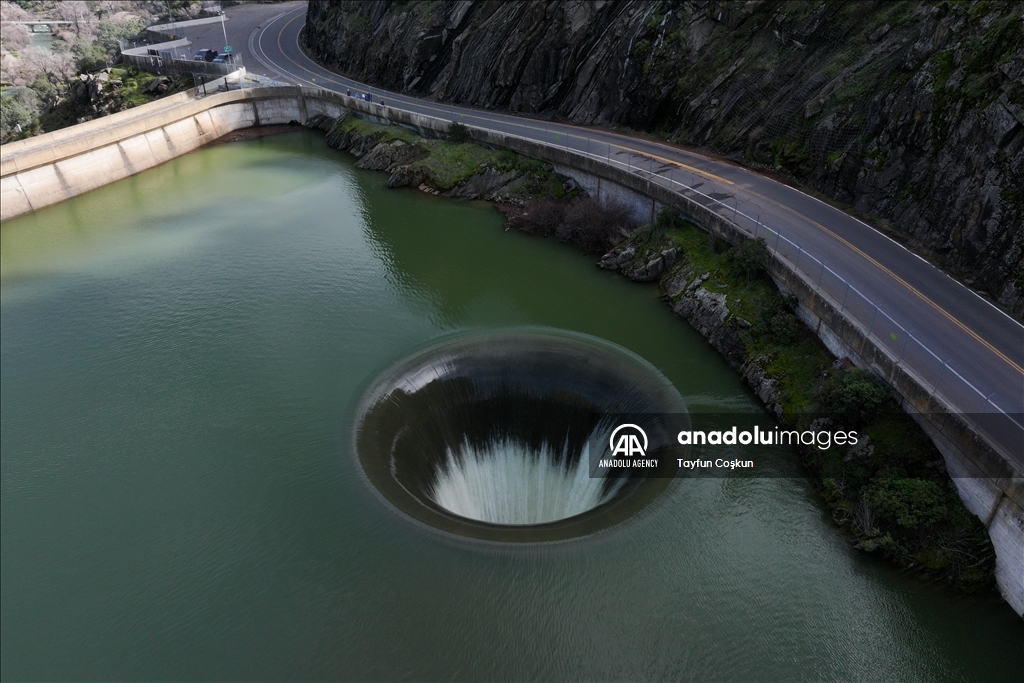 На плотине Монтичелло в Калифорнии заработал водосброс «Glory Hole»