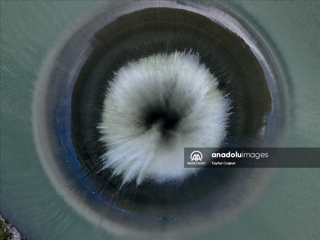 На плотине Монтичелло в Калифорнии заработал водосброс «Glory Hole»