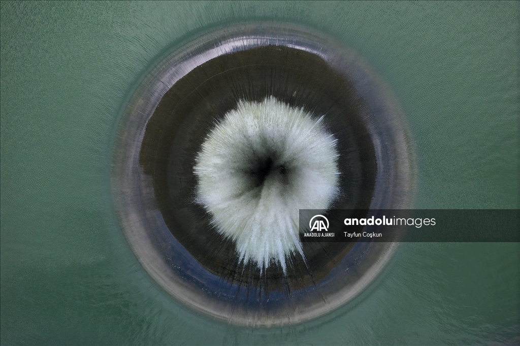 California'da Monticello Barajı'ndaki bulunan "Glory Hole"