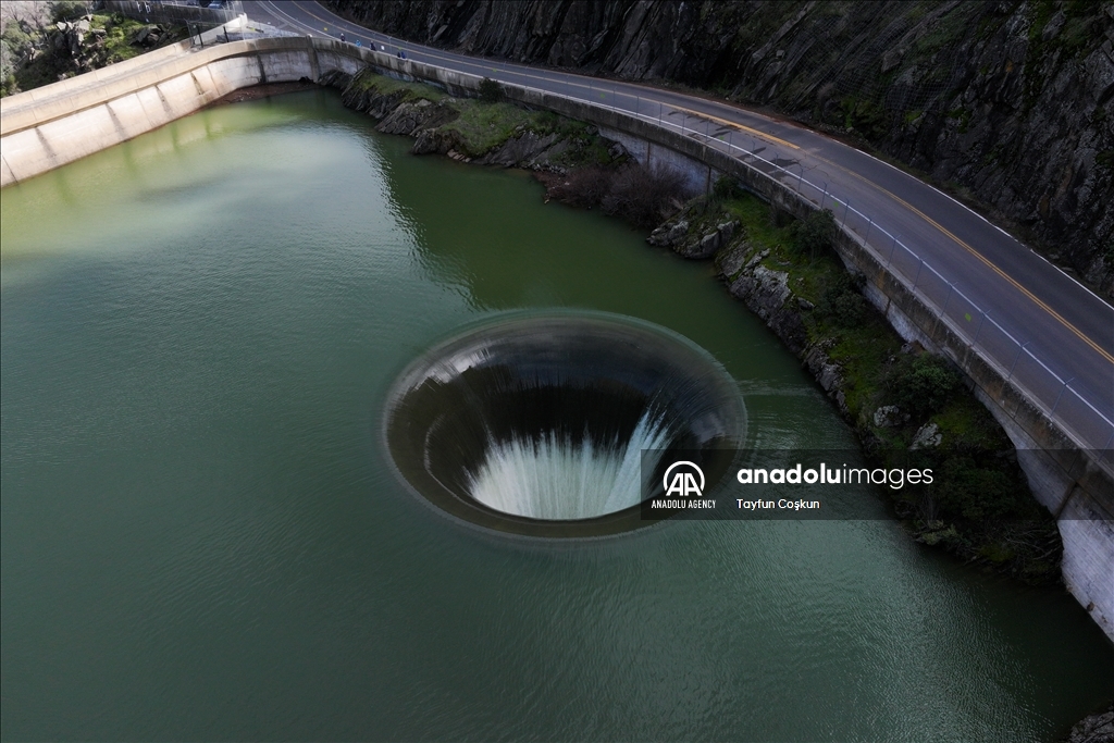 На плотине Монтичелло в Калифорнии заработал водосброс «Glory Hole»
