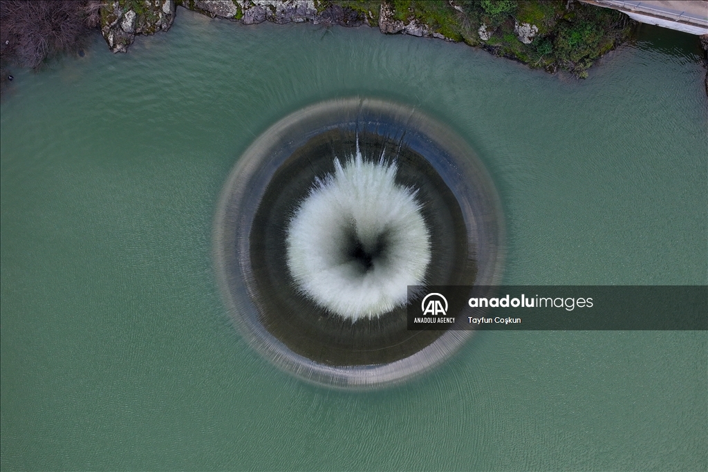 На плотине Монтичелло в Калифорнии заработал водосброс «Glory Hole»