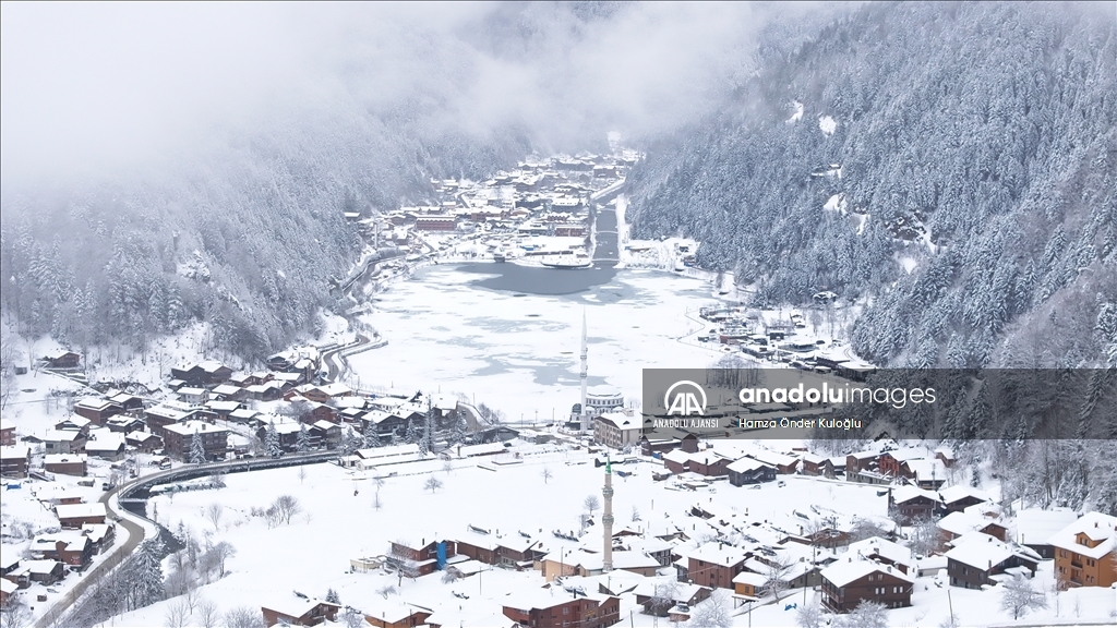Uzungöl'ün yüzeyi buz tuttu