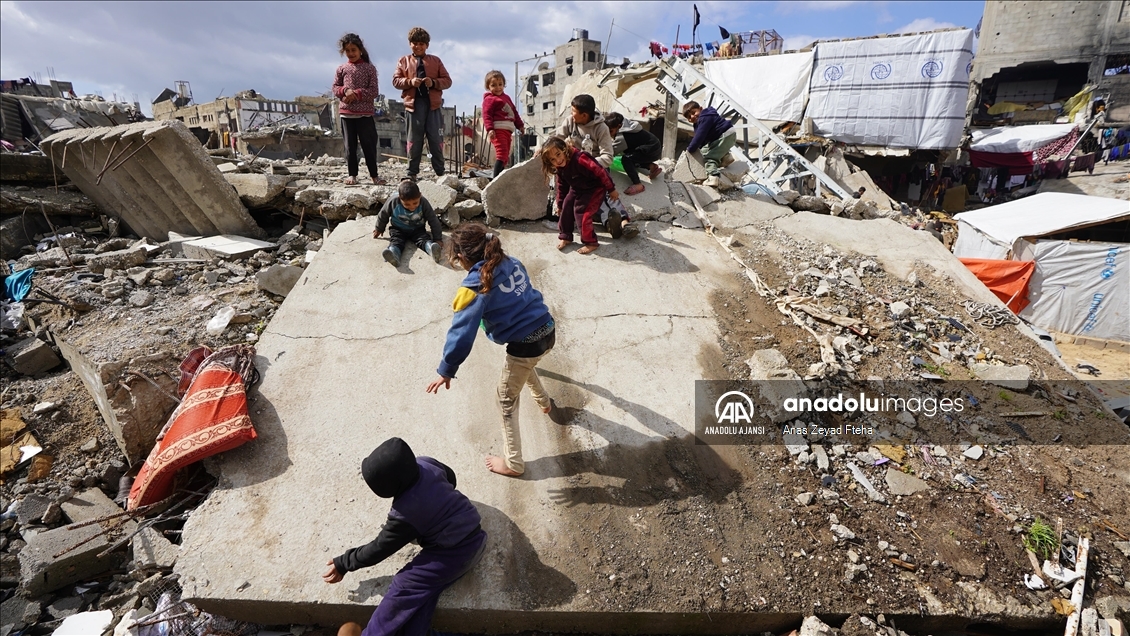 Gazze’de çadırlarda yaşayan çocuklar oyunla hayata tutunuyor
