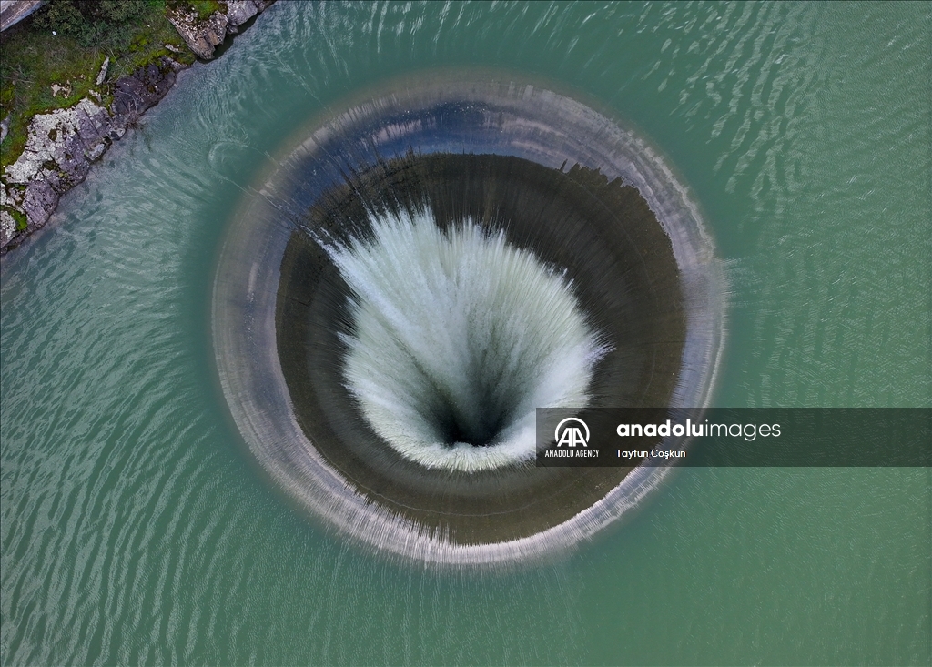 На плотине Монтичелло в Калифорнии заработал водосброс «Glory Hole»