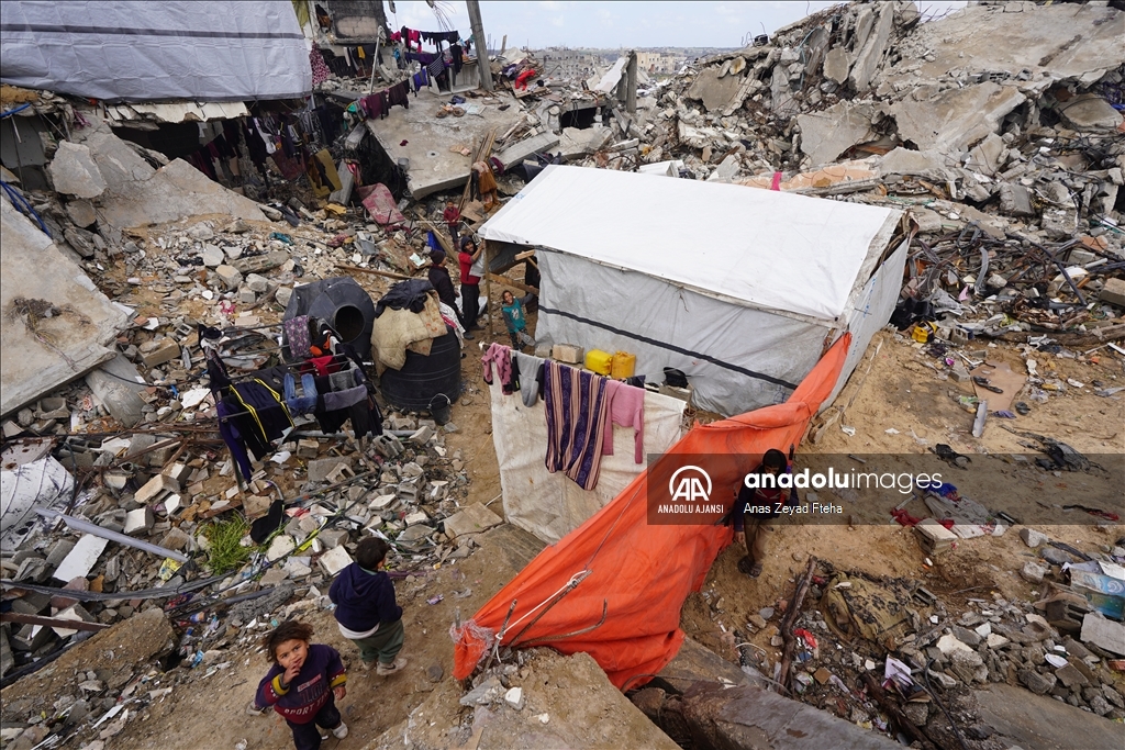 Gazze’de çadırlarda yaşayan çocuklar oyunla hayata tutunuyor