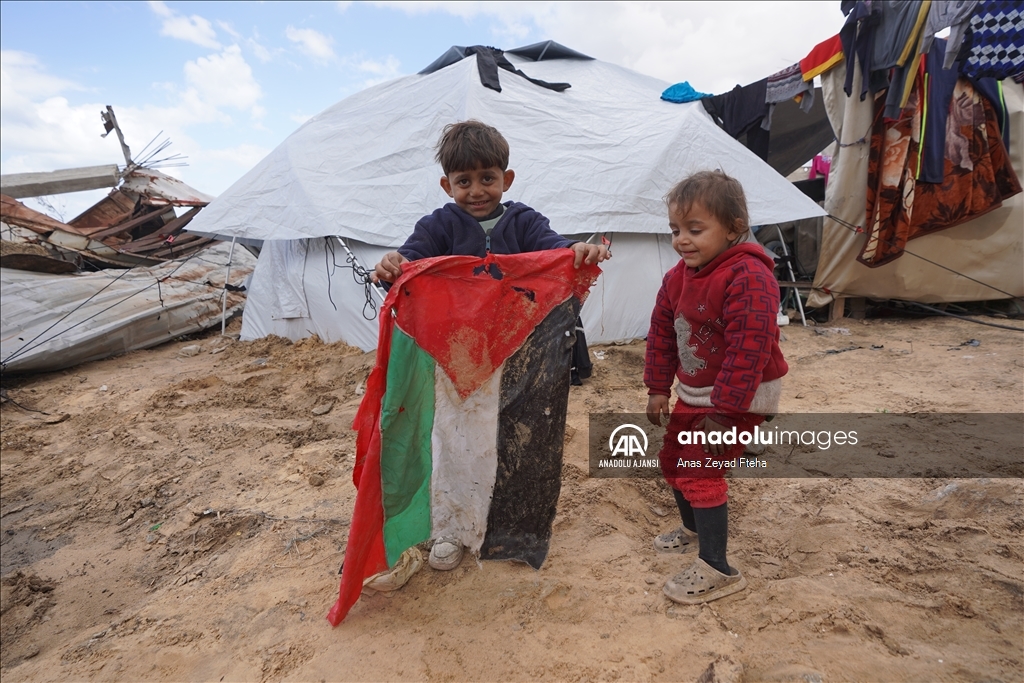 Gazze’de çadırlarda yaşayan çocuklar oyunla hayata tutunuyor
