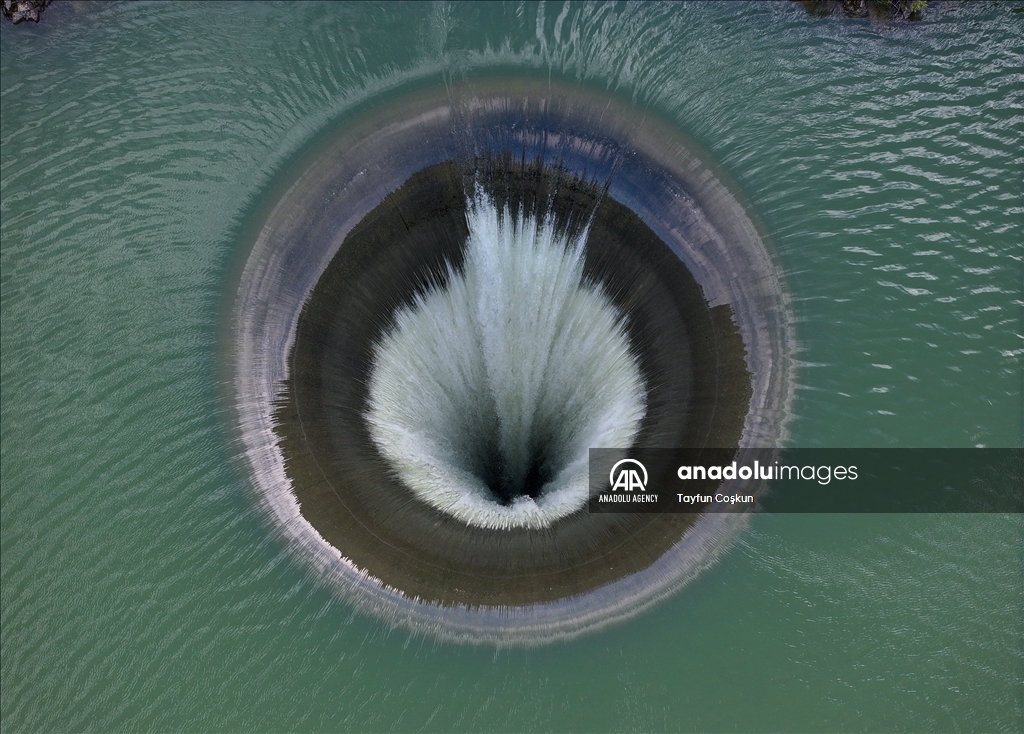 На плотине Монтичелло в Калифорнии заработал водосброс «Glory Hole»
