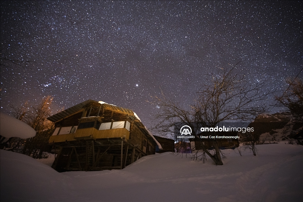 Artvin'in ahşap evleriyle öne çıkan Maden Köyünde kış mevsimi