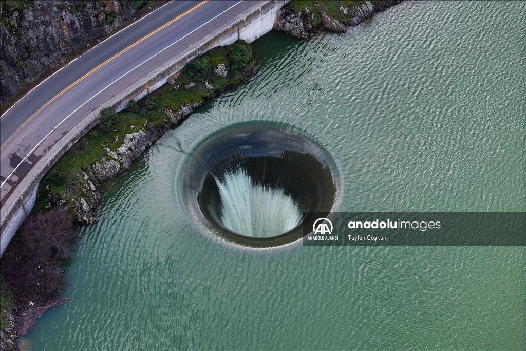 California'da Monticello Barajı'ndaki bulunan "Glory Hole"