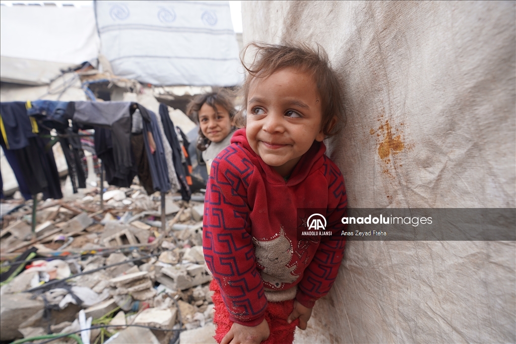 Gazze’de çadırlarda yaşayan çocuklar oyunla hayata tutunuyor