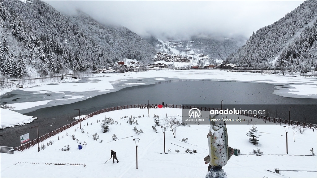 Uzungöl'ün yüzeyi buz tuttu