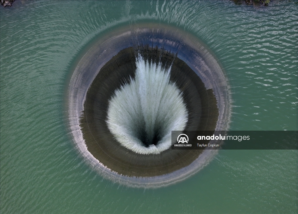 California'da Monticello Barajı'ndaki bulunan "Glory Hole"