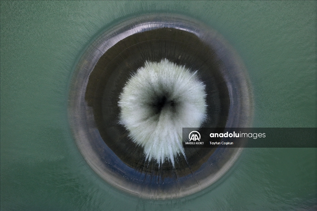 На плотине Монтичелло в Калифорнии заработал водосброс «Glory Hole»