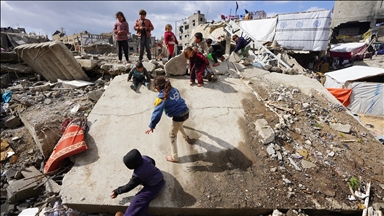 Gazze’de çadırlarda yaşayan çocuklar oyunla hayata tutunuyor