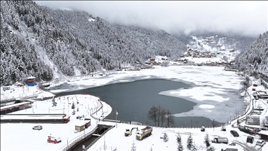 Uzungöl'ün yüzeyi buz tuttu