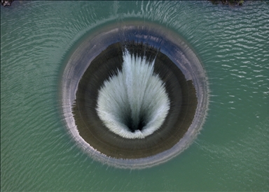 California'da Monticello Barajı'ndaki bulunan "Glory Hole"