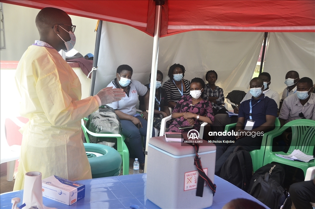 Uganda'da sağlık çalışanları, Ebola aşısı uygulama eğitimi aldı