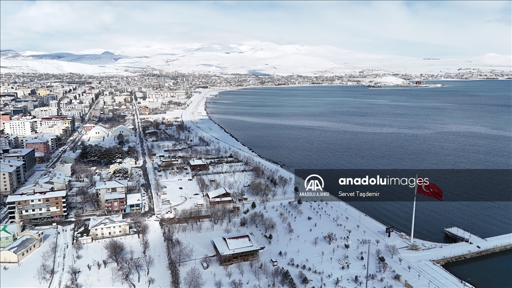 Bitlis'in Tatvan ilçesi kar yağışıyla beyaza büründü