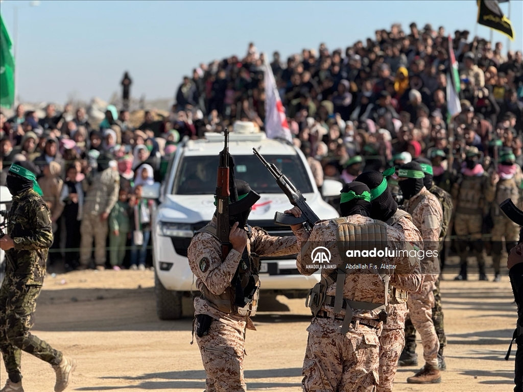 Hamas, esir takasının altıncı turunda Gazze'deki 3 İsrailli esiri Kızılhaç'a teslim etti